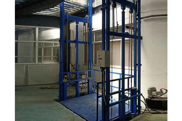 導(dǎo)軌式升降機