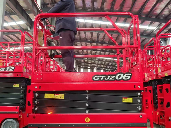 移動(dòng)升降機(jī) 移動(dòng)升降機(jī)